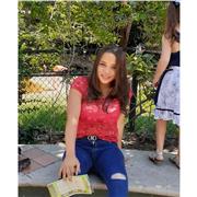 Profesora de Naturales imparte clase a niños de primaria